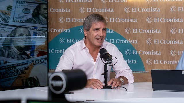 Caputo sale a la caza de más dólares: lanza un nuevo bono que vence en 2028