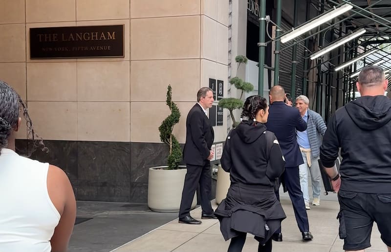Luis Caputo llegando al hotel en Nueva York. Foto: Daniela Romero