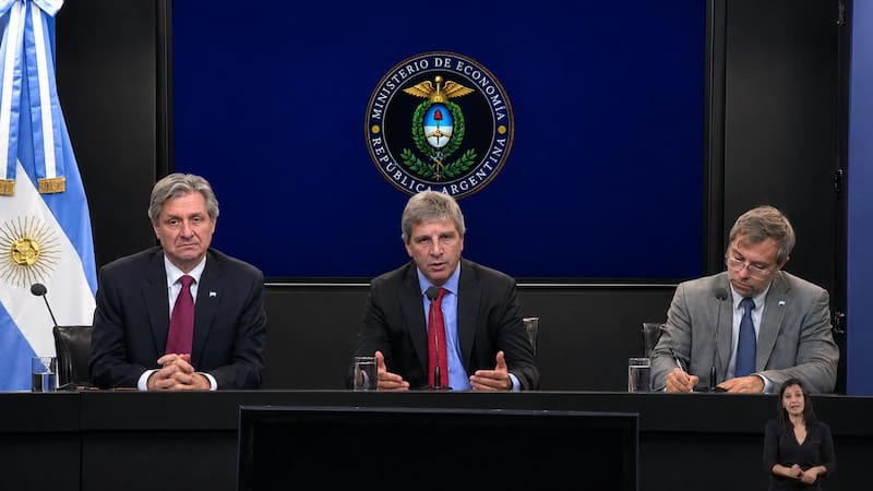 Luis Caputo presentó el programa financiero 2026/2027 y aseguró que el Gobierno se prepara para distintos escenarios económicos.