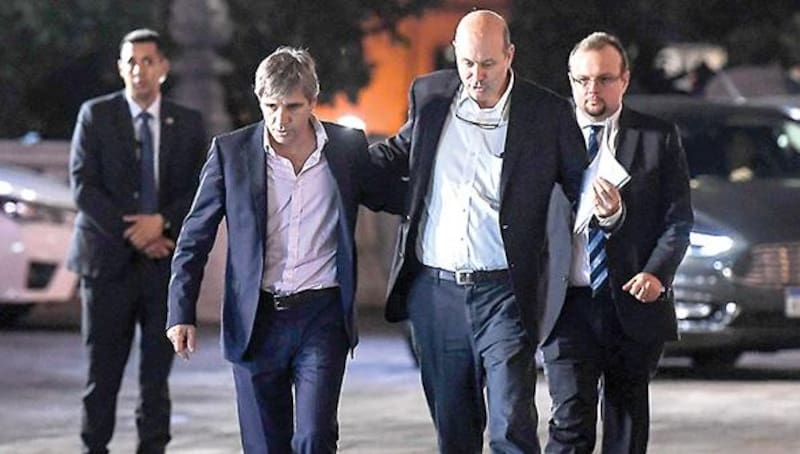Luis Caputo y Federico Sturzenegger, al salir anoche de la Casa Rosada