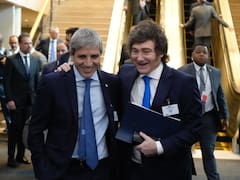 Milei y Caputo buscan acelerar un decreto clave para activar el Plan Dólares del Colchón