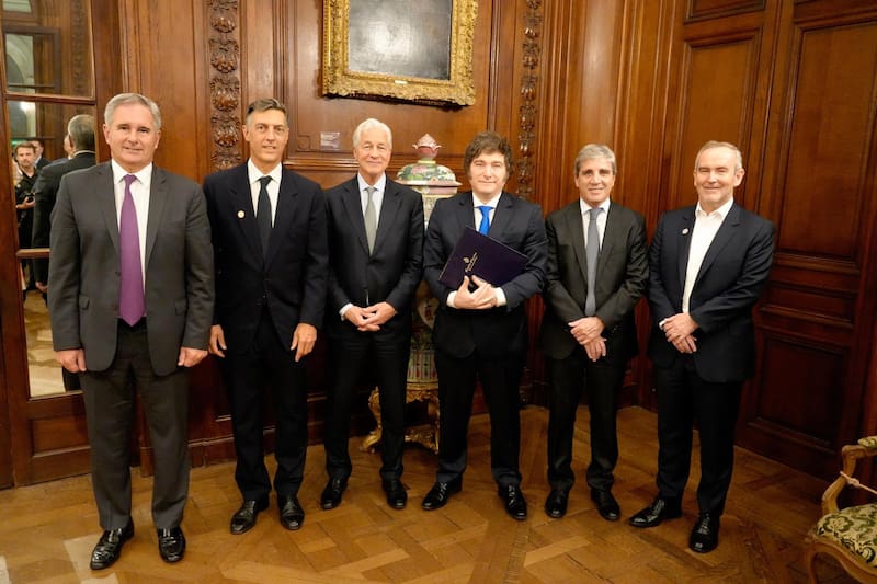 Javier Milei y Luis Caputo con miembros del JP Morgan, durante un encuentro el pasado octubre.