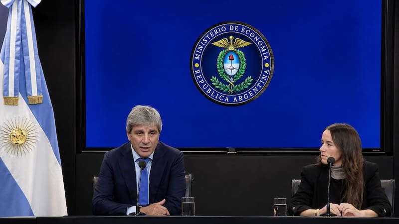 Luis Caputo y María Ibarzabal Murphy fueron los encargados de anunciar las modificaciones a la Ley de Inocencia Fiscal