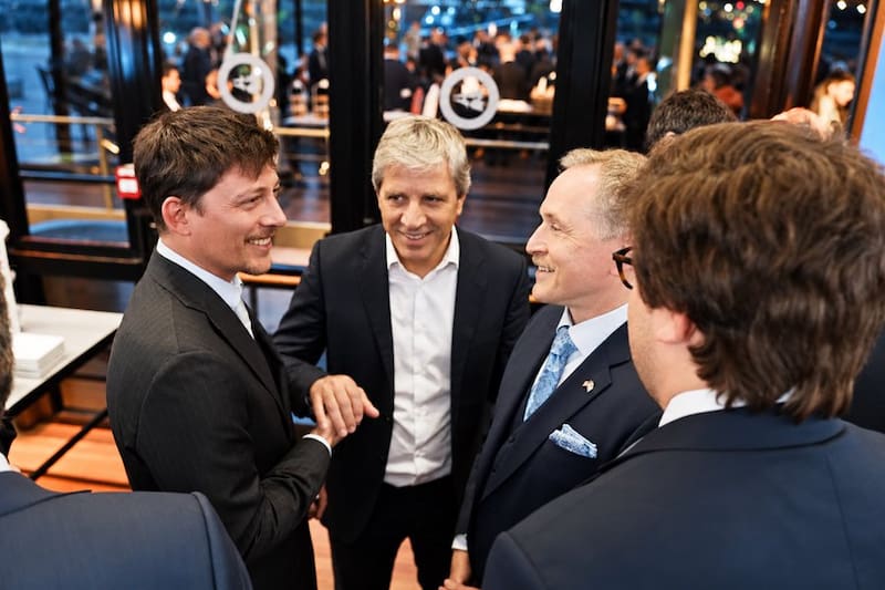 Santiago y Luis Caputo con Peter Lamelas en la cena de la Fundación Faro