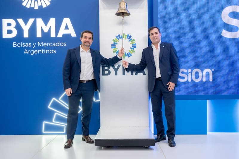 Luis Quinelli, CEO de Sion, y Juan Martín Ozores, interventor del Enacom participaron del toque de campana en BYMA