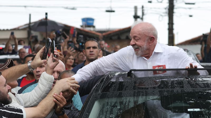 AME9658. SÃO BERNARDO DO CAMPO (BRASIL), 25/10/2026.- El presidente de Brasil y candidato a la reelección Luiz Inácio Lula da Silva saluda a sus seguidores tras votar en la segunda vuelta de las elecciones presidenciales este domingo, en la Escuela Estatal João Firmino Correia de Araújo, en São Bernardo do Campo, en el estado de São Paulo (Brasil). EFE/ Sebastiao Moreira