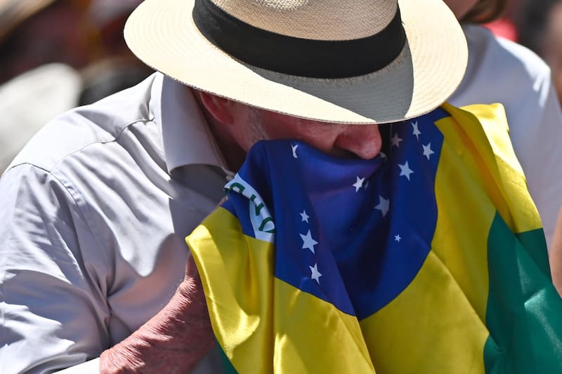 El presidente de Brasil, Luiz Inácio Lula da Silva, besa una bandera durante un acto de campaña este viernes, en Brasilia (Brasil).