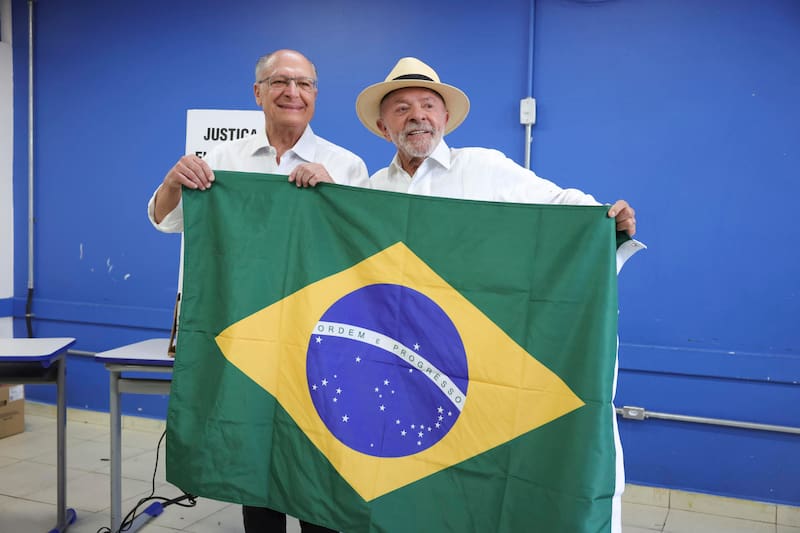 El presidente de Brasil y candidato a la reelección, Luiz Inácio Lula da Silva tras votar hoy, domingo, 4 de octubre de 2026, posa con el vice presidente Geraldo Alckmin en un colegio electoral en la ciudad de São Bernardo do Campo (Brasil).EFE/ Sebastião Moreira.