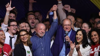 Lula gana su cuarta presidencia en un giro histórico pero Bolsonaro rechaza el resultado: los frentes que se avecinan