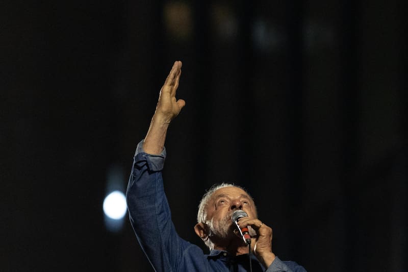 Luiz Inácio Lula da Silva celebra en Sao Paulo su victoria ante Flávio Bolsonaro.
