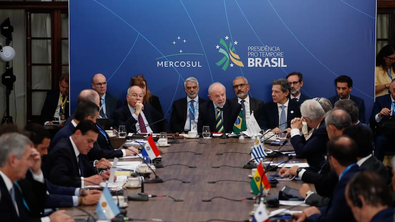 FOTODELDÍA AME9736. FOZ DE IGUAZÚ (BRASIL), 20/12/2025.- El presidente de Brasil, Luiz Inácio Lula da Silva (c), habla durante la Sesión Plenaria de la Cúpula de Jefes de Estado de los Estados Partes de Mercosur y de los Estados Asociados este sábado, en Foz de Iguazú (Brasil). Lula da Silva, afirmó en la cumbre del Mercosur que mientras espera que la Unión Europea demuestre voluntad política para firmar un acuerdo comercial, el bloque sudamericano seguirá trabajando con otros socios. EFE/ Juan Pablo Pino