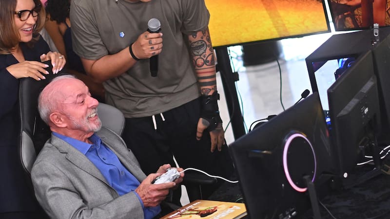 El presidente de Brasil y candidato a la reelección, Luiz Inácio Lula da Silva, juega en un encuentro con gamers antes de la ceremonia de firma del decreto que reglamenta el marco legal de la industria.