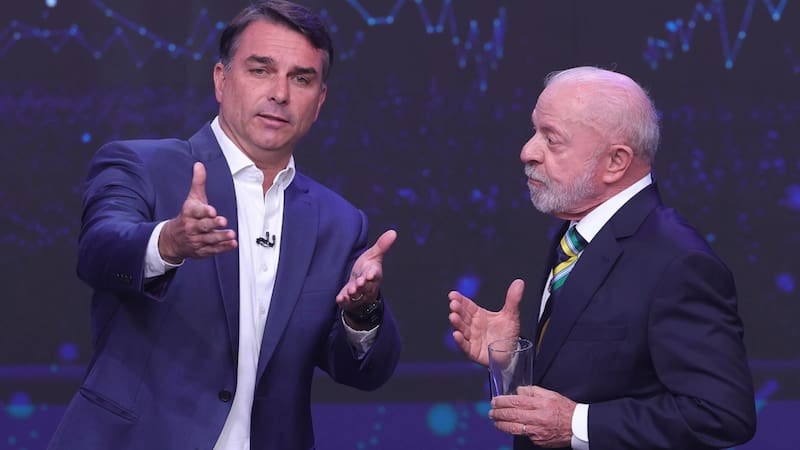 El presidente de Brasil y candidato a la reelección, Luiz Inácio Lula da Silva (d), y el opositor Flávio Bolsonaro, discuten durante el primer debate presidencial.