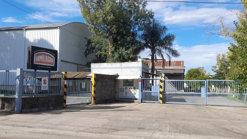 En Tortuguitas, la empresa ensambla ahora las carcasas de plástico nacionales con las ampollas importadas, y mantiene la producción del termo de acero de un litro, que representa el 40% de las ventas.