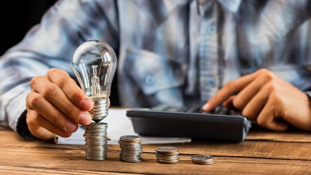 Sube el precio de la luz desde hoy: en qué momento del día puedes ahorrar más y cuándo tienes que apagar todo
