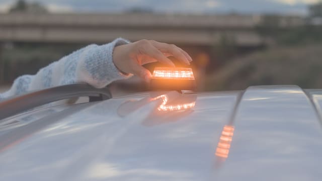 Confirmado por la DGT: a partir de ahora, todos los coches deberán llevar este objeto de forma obligatoria si no quieren ser multados
