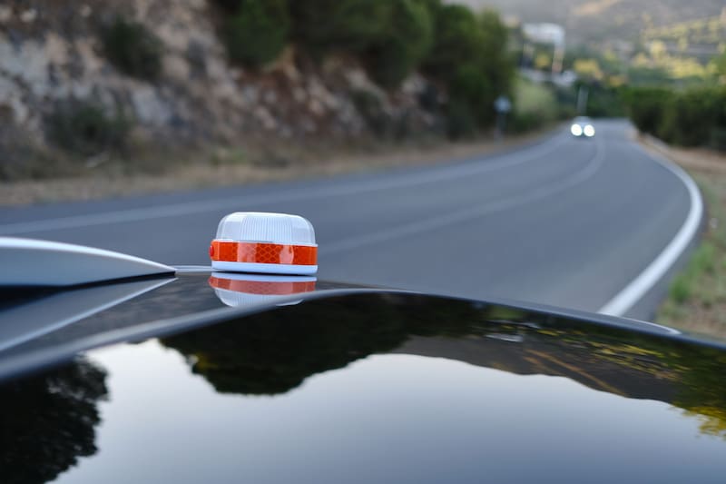 La luz de emergencia V16 garantiza mayor visibilidad sin que el conductor tenga que salir del coche.