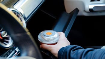 ¿Peligran las balizas V‑16? La DGT admite un error grave a la hora de imponer este nuevo elemento de seguridad