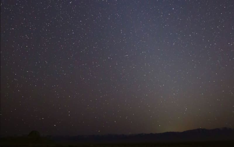 La "luz zodiacal" es una pirámide de luz por encima del punto de salida o puesta del sol.