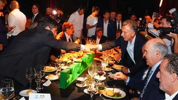 La interna del peronismo crece mientras se mira de costado el saludo entre Kicillof y Macri
