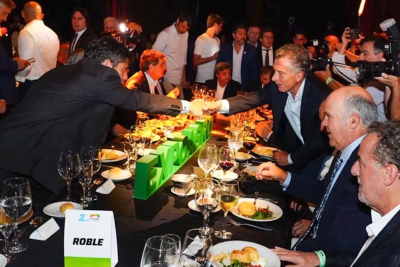 Maurio Macri y Axel Kicillof, un saludo que fue viral