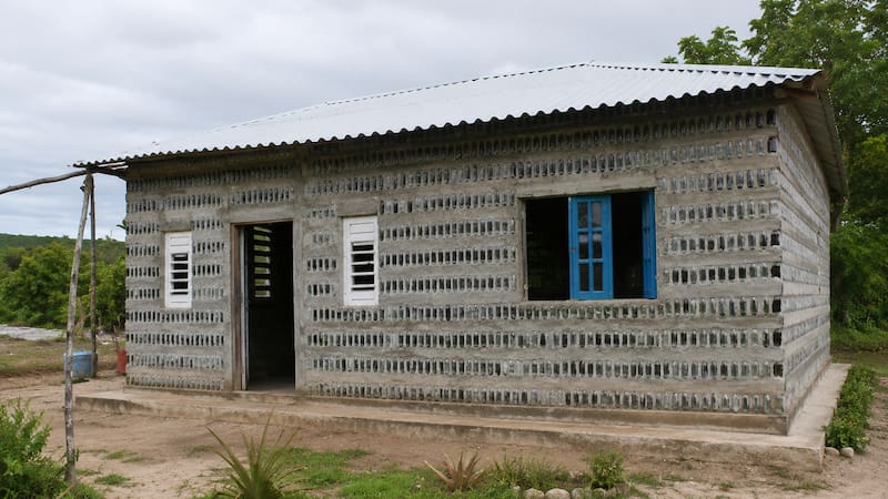 Madre e hija construyeron una vivienda a partir de 8000 botellas descartadas.
