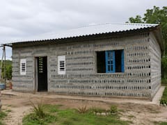 Construyeron una casa con basura: madre e hija levantaron una vivienda de 7 habitaciones con solo 8000 botellas de vidrio.