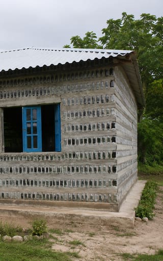 Madre e hija reciclaron 8000 botellas de vidrio para construir una casa. 5 años después levantaron una vivienda de 7 habitaciones desde cero