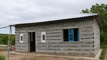 Construyeron una casa con basura: madre e hija levantaron una vivienda de 7 habitaciones con solo 8000 botellas de vidrio.
