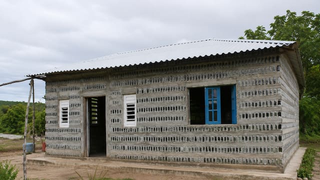 Construyeron una casa con basura: madre e hija levantaron una vivienda de 7 habitaciones con solo 8000 botellas de vidrio.