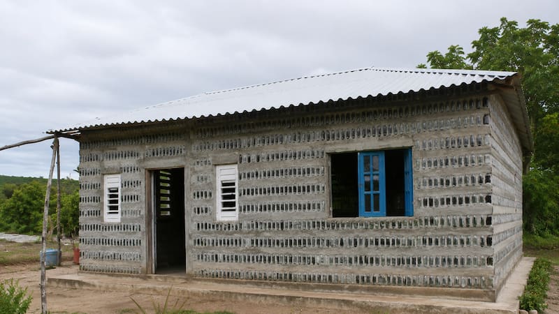 Madre e hija construyeron una vivienda a partir de 8000 botellas descartadas.