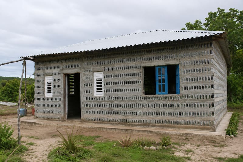 Madre e hija construyeron una vivienda a partir de 8000 botellas descartadas.