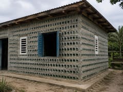 Madre e hija reciclaron 8000 botellas de vidrio para construir una casa. 5 años después levantaron una vivienda de 7 habitaciones desde cero