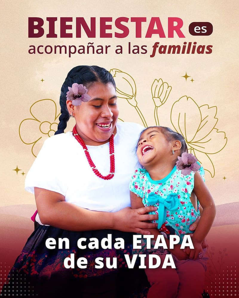 Mujer mexicana se ríe con su hija pequeña.