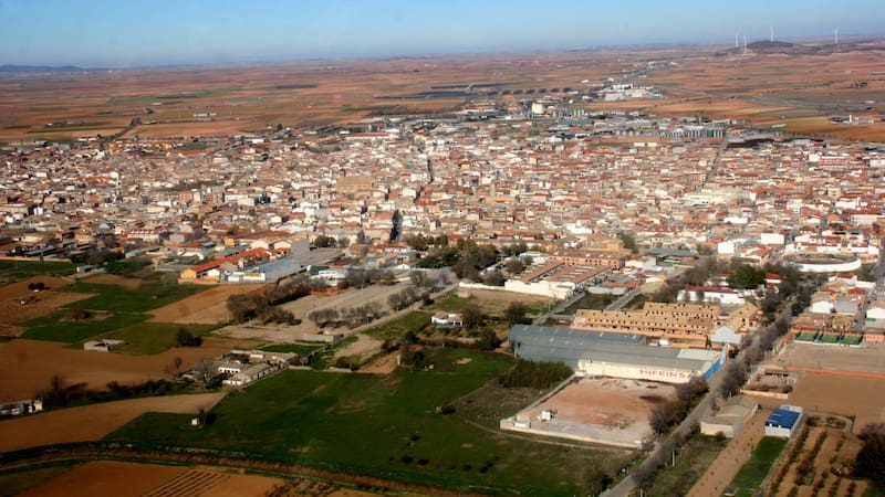 Este pueblo en Toledo ofrece queso manchego premiado, molinos de viento y rutas rurales que conectan con la esencia de la España de Don Quijote.
