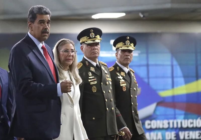 Foto: Nicolás Maduro y su esposa junto al ministro de Defensa Vladimir Padrino López.