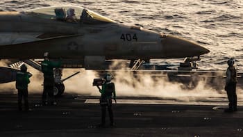 Tras la caída del avión de combate estadounidense, sigue la búsqueda de piloto desaparecido