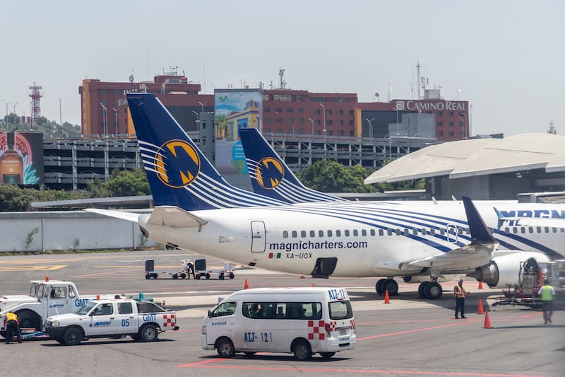 Magnicharters, la aerolínea turística de origen regiomontano con más de 30 años en el mercado mexicano, anunció de forma abrupta la suspensión total de sus operaciones por dos semanas. (Foto: Archivo)