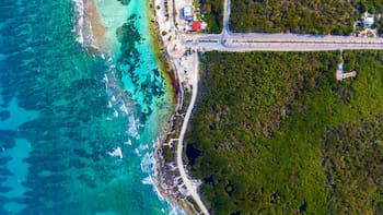 Royal Caribbean pierde 7,100 MDD en bolsa por protestas y revisión del gobierno a su megaparque en Mahahual