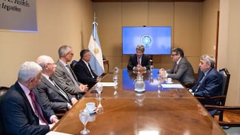 El Gobierno abre otro frente en tribunales internacionales y analiza cómo llevar la causa AMIA a La Haya
