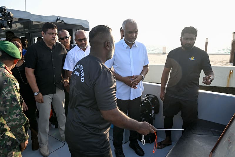 El presidente Mohamed Muizzu junto al sargento Mohamed Mahdhee, el buzo rescatista fallecido el pasado sábado. (Fuente: EFE/EPA).