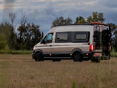 Esta novedosa furgoneta camper compite por ser una de las mejores: la van 4x4 cuenta con baño, cocina y 4 camas