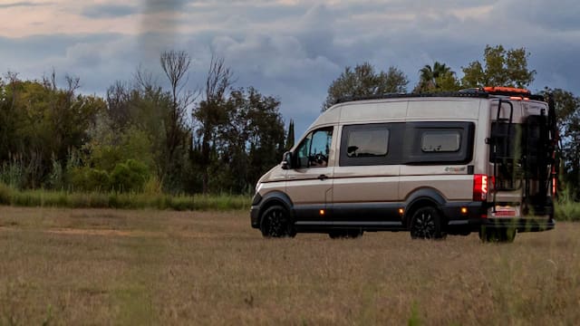 Esta novedosa furgoneta camper destrona a las mejores: la van 4x4 cuenta con baño, cocina y 4 camas
