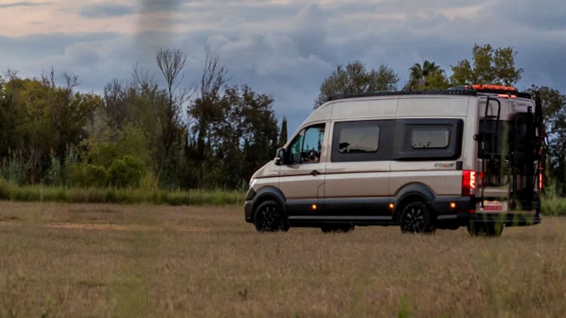 Esta novedosa furgoneta camper compite por ser una de las mejores: la van 4x4 cuenta con baño, cocina y 4 camas.