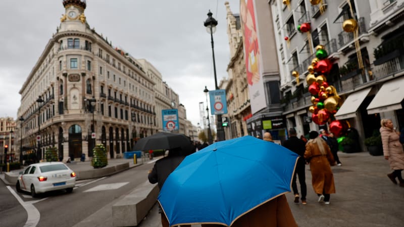 FOTODELDÍA MADRID, 04/12/2025.- Viandantes se protegen de la lluvia con paraguas por el centro de la capital. Lluvias débiles o localmente moderadas que se irán al final del día y una subida de las temperaturas mínimas, que no alcanzarán los 4º en la mayor parte de la región, así es la previsión meteorológica para este jueves según la Agencia Estatal de Meteorología (Aemet). Los cielos de la región de Madrid estarán nubosos y cubiertos y habrá brumas y nieblas matinales que serán más persistentes en zonas altas de la sierra. Las lluvias serán débiles o localmente moderadas, pero remitirán a lo largo de la tarde para desaparecer al final, salvo en la sierra donde, al final del día, serán débiles y dispersas. EFE/ Mariscal