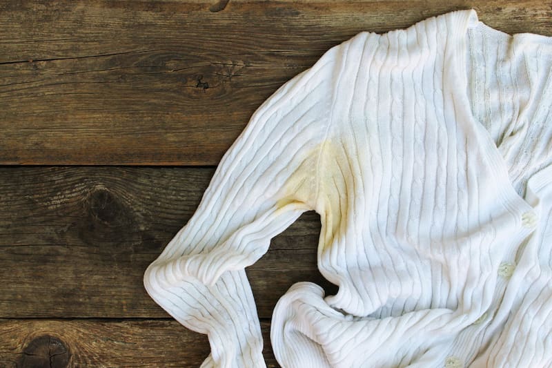 El vinagre puede ayudar a sacar las manchas amarillas de la ropa. Fuente: Shutterstock