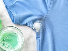 Eliminar las manchas de desodorante usando detergente para platos: así recomiendan usar este truco en la ropa