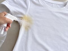 Ni bicarbonato ni lavandina: la técnica casera para eliminar de una vez por todas las manchas amarillas de la ropa