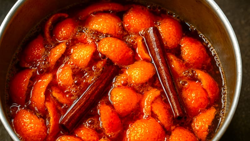 Hervir cáscaras de naranja y limón con canela permite crear un aromatizante natural. Fuente: imagen ilustrativa Chat GPT.