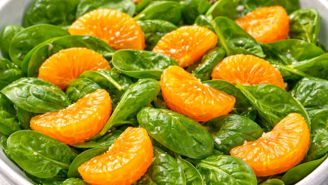 Es tendencia | Mezclar espinaca con mandarina: para qué sirve y por qué todos lo recomiendan